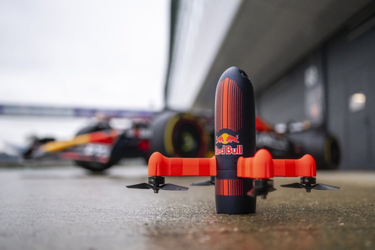 此台穿越機是為捕捉賽車畫面而生，可望成未來賽事轉播最新技術。圖／Red Bull提供