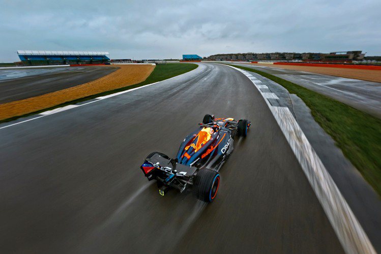 全新穿越機技術捕捉F1冠軍車手Max Verstappen，駕駛RB20賽車在銀石賽道奔馳。圖／Red Bull提供