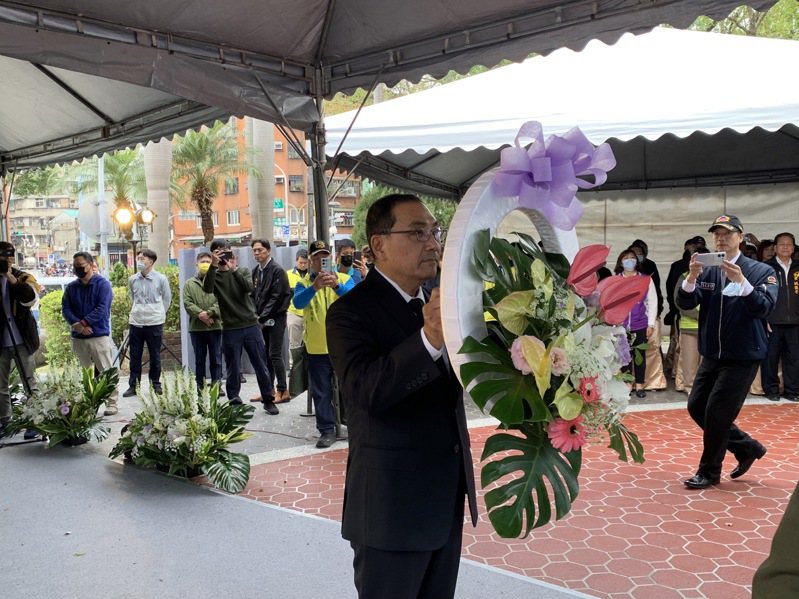 新北市長侯友宜今天到三重二二八和平紀念公園表達追思、悼念與敬意。記者葉德正／攝影