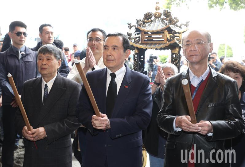 前總統馬英九下午出席台北市政府文化局舉辦的「二二八事件77周年紀念追思會」，會前先到土地公上香。記者曾吉松／攝影