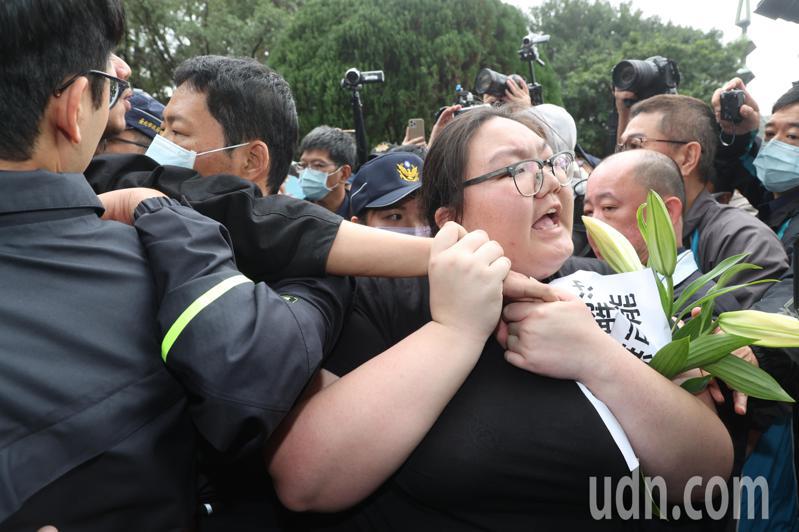 台北市政府文化局下午舉辦的「二二八事件77周年紀念追思會」，去年的陳抗團體「無力者」到場抗議，ㄧ度衝追思會現場和警方推擠。記者曾吉松／攝影