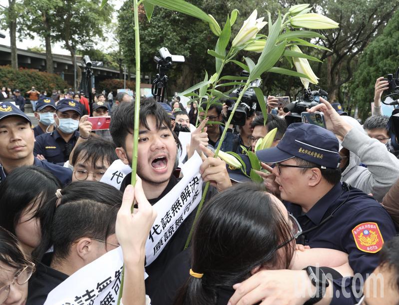 台北市政府文化局下午舉辦的「二二八事件77周年紀念追思會」，去年的陳抗團體「無力者」到場抗議，ㄧ度衝追思會現場和警方推擠。記者曾吉松／攝影
