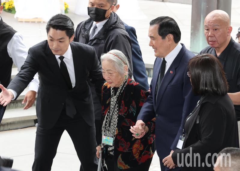前總統馬英九（右二）、台北市長蔣萬安（左）下午前往二二八和平公園出席二二八事件77周年紀念追思會並向受難者家屬致意。記者曾學仁／攝影