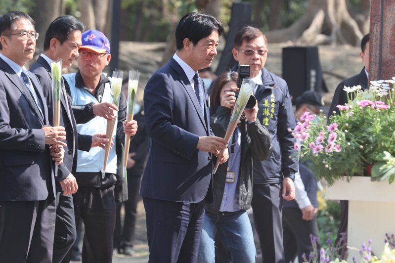 副總統賴清德（右二）昨天到台南新營區二二八紀念碑園區，參加和平追思會，並向受難者紀念碑獻花致意。記者劉學聖／攝影