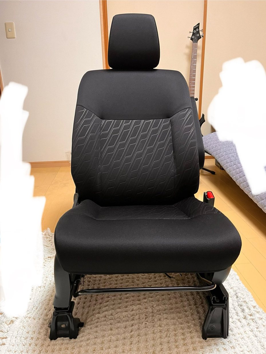 一位日本網友以「汽車座椅」代替電競椅子。圖擷自twitter