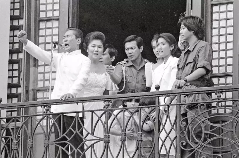 獨裁者馬可仕（左一）與其妻伊美黛（左二）、獨子小馬可仕（右一），攝於1986年菲律賓變天前夕。圖／美聯社