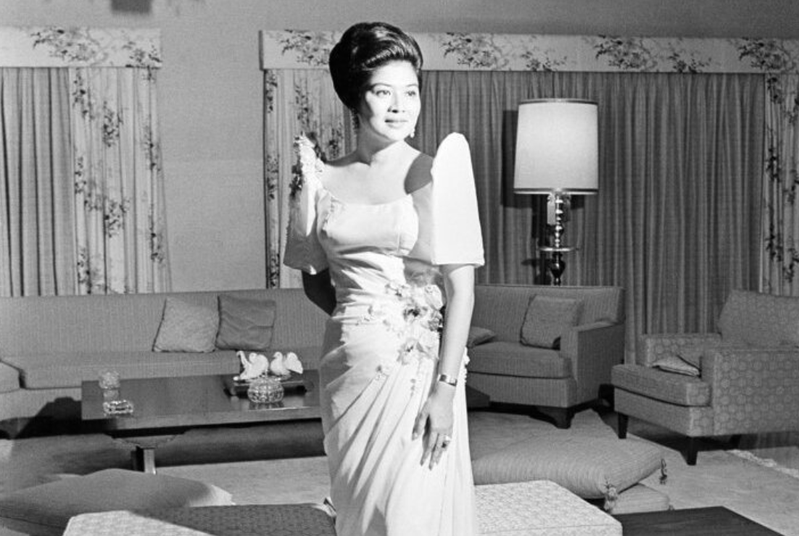 1965年，剛當上第一夫人的伊美黛。她穿的是菲律賓國服「特爾諾」，兩袖挺直略高出肩膀、有如蝴蝶展翅，又稱「蝴蝶服」，伴她出訪各國出盡鋒頭。圖／美聯社
