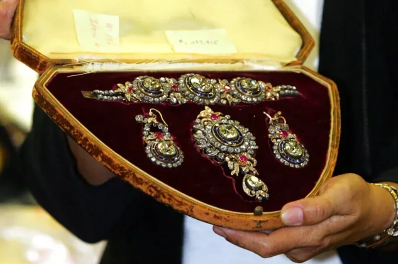 2005年，菲律賓廉政委員會 (PCGG) 展示伊美黛逃亡夏威夷時被查獲的大批珠寶，光是圖中這套就價值140萬美元。圖／美聯社