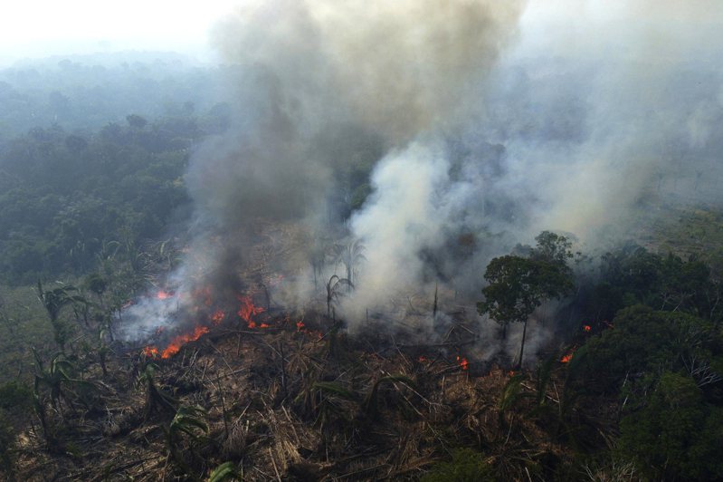 圖為2023年亞馬遜雨林因森林大火冒出陣陣濃煙。美聯社