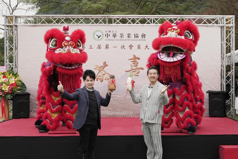 李明洋(左)榮任中華茶業協會第3屆理事長，成為歌壇第一人。圖／安吉莉傳播提供