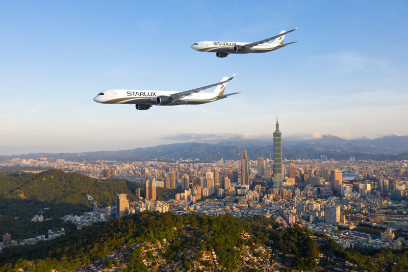 空中巴士發布的合成圖，星宇A350F貨機（前）與A330neo客機（後）飛在台北上空。圖／空中巴士提供