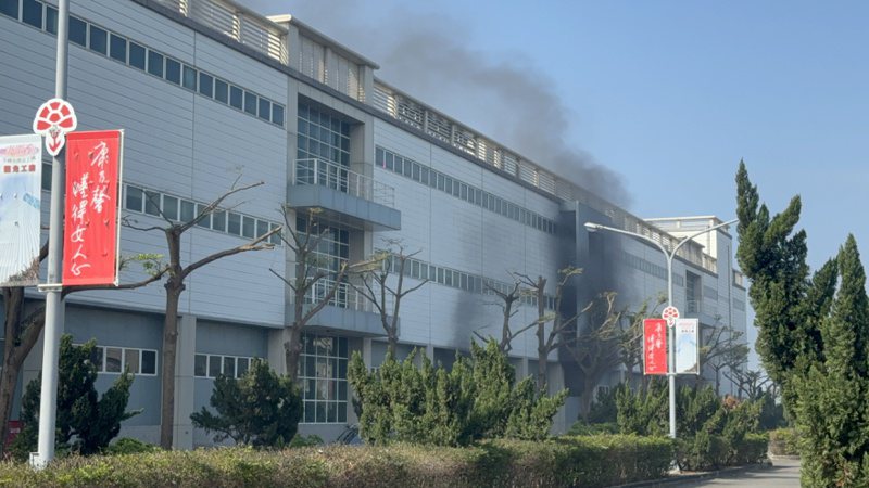 不織布大廠康那香位於台南將軍區的觀光工廠上午傳出火警，濃煙從廠房內竄出。記者莊曜聰／攝影
