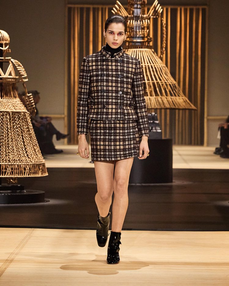 及膝短裙為Dior本季女裝重點設計單品之一。圖／Dior提供