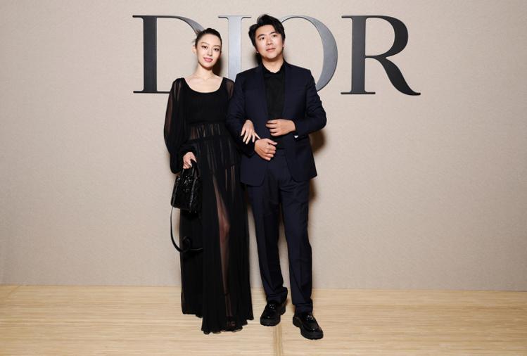 Dior品牌大使郎朗與其妻GINA ALICE出席DIOR 2024 -2025 秋冬女裝系列大秀。圖／Dior提供