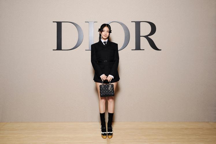Dior品牌大使、BLACKPINK成員Jisoo出席DIOR 2024 -2025 秋冬女裝系列大秀。圖／Dior提供