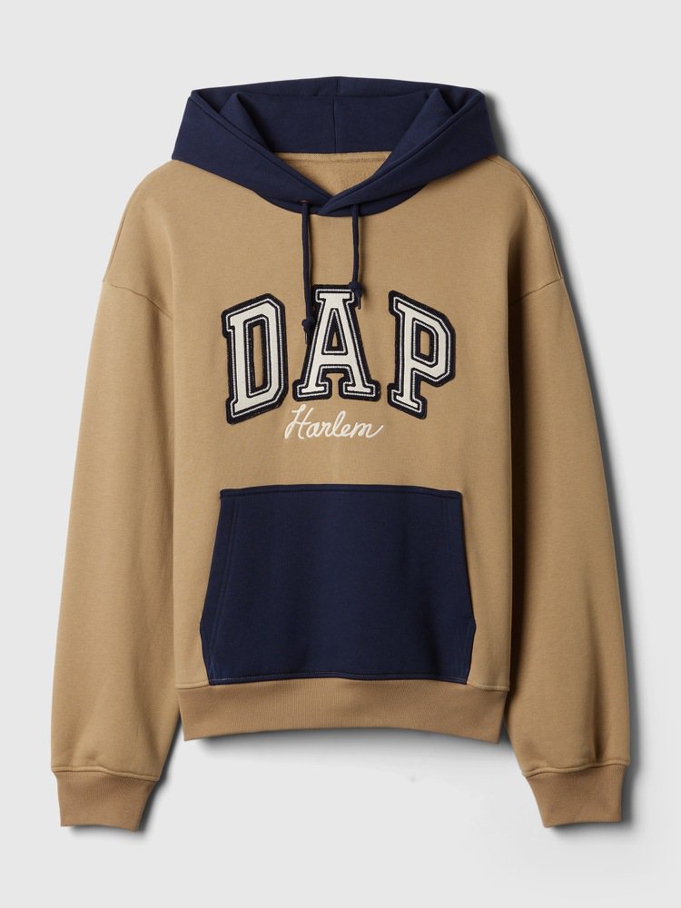 DAP GAP春季聯名系列刺繡Logo撞色連帽上衣，3,999元。圖／Gap提供
