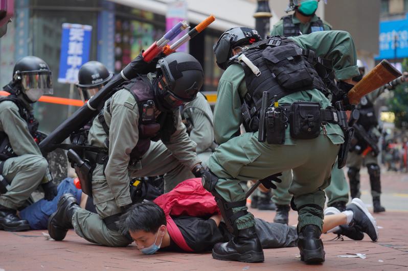 香港正推動基本法第23條進行立法。圖為2020年5月「反送中」運動期間，示威者遭香港鎮暴警察制服。（美聯社）