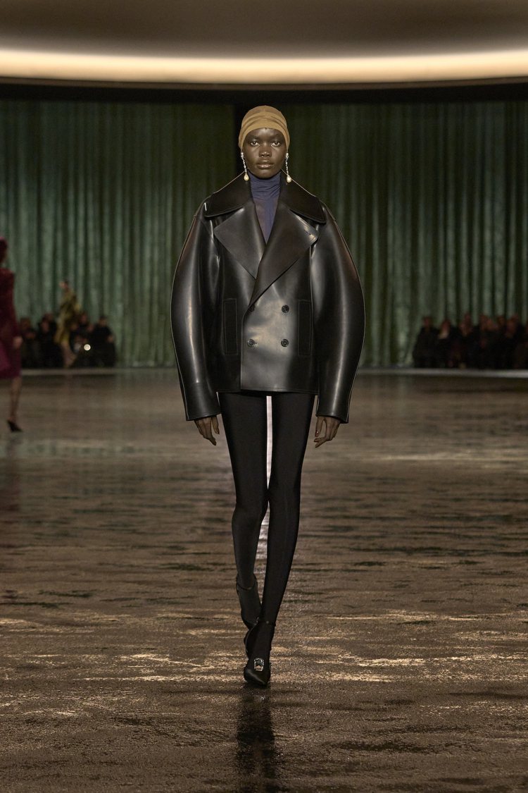 寬大宛如氣球般充氣輪廓的皮外套，展現優雅的絕對極致。圖／Saint Laurent提供