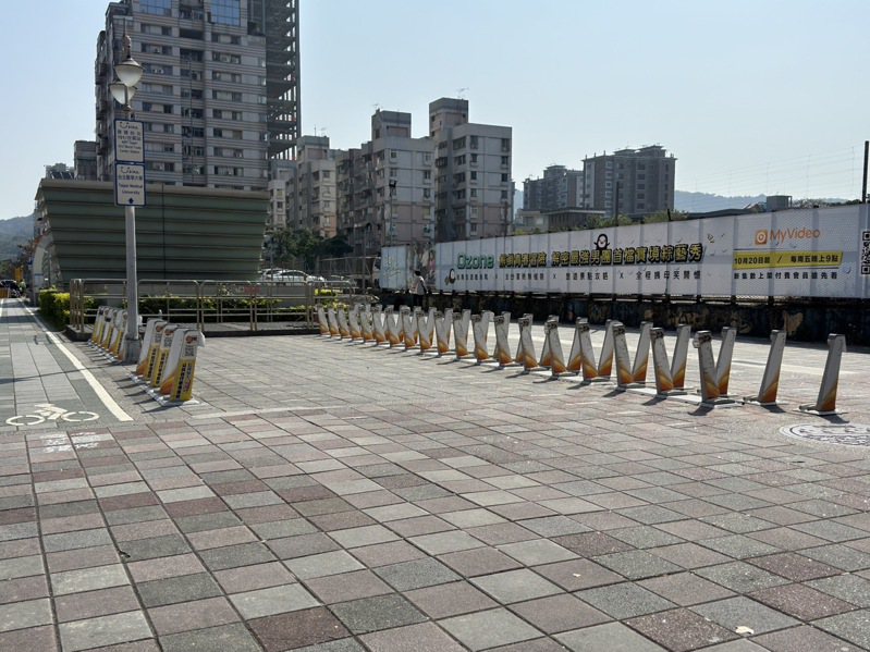 台北捷運101站旁邊的YouBike站點，昨天即使過了尖峰時段，仍無車可借。記者鍾維軒／攝影