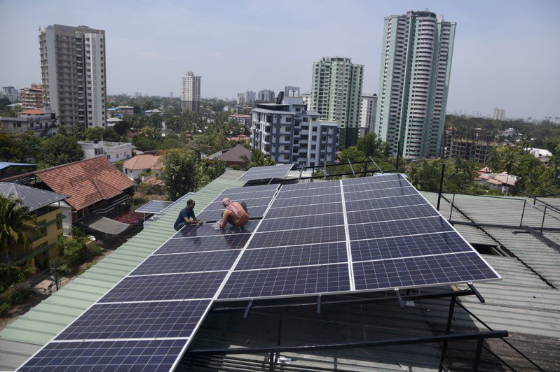 印度內閣批准了一項耗資7,500億盧比（90億美元）的補貼計畫，幫助1,000萬戶家庭安裝太陽能板。美聯社