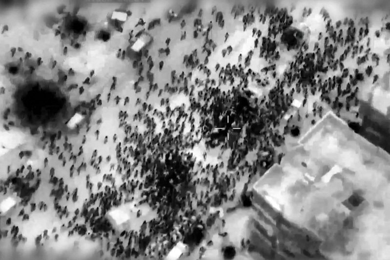 這張照片擷取自以色列軍隊29日公布宣傳影像，顯示以軍所稱加薩市民眾包圍援助卡車。據報導，以軍開火造成至少104人死亡。法新社