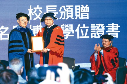 TSMC President Wei Zhejia (right) was awarded an Honorary Doctorate by President Lin Qihong of National Yang-Ming Chiao Tung University.  Reporter Pan Junhong/Photography