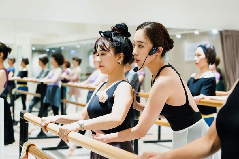 舞拾人生創辦人羅瑋君（右）分享，熟齡芭蕾是利用芭蕾動作協助熟齡鍛鍊肌力。 
 ...