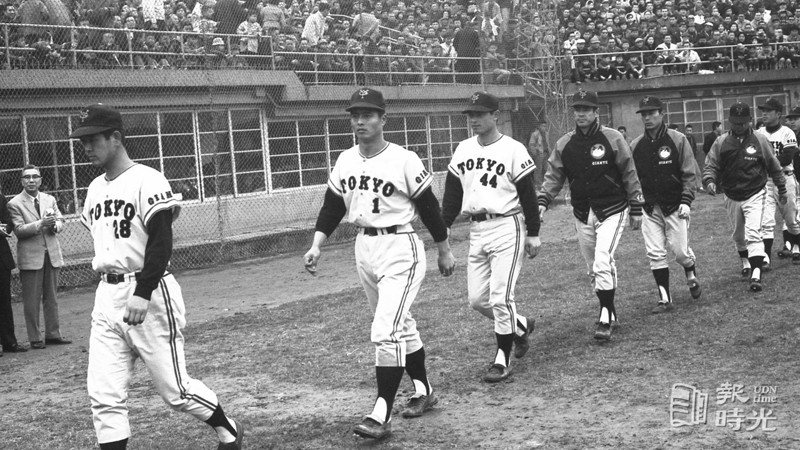 棒球 巨人隊最後一場表演賽，下午二時在台北市立棒球場舉行。觀眾超過二萬人，把整個球場擠得水洩不通場外棒迷擁擠情況。「棒球王」王貞治在這場表演賽中，被編在紅隊。圖／聯合報系資料（1968/02/25　劉玉磬攝影）