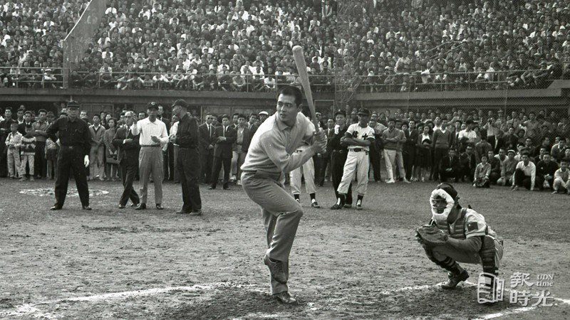 25歲旅日棒球名將王貞治，在台北棒球場表演「稻草人式」擊球法，由林允靖等3位投手主投，在38次打擊中擊出3支全壘打，風靡上萬名觀眾。圖／聯合報系資料（1965/12/07　陳明輝攝影）