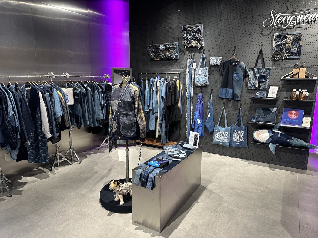 Story Wear並於特展側邊開設小型商品區，帶來服裝、配件、生活用品的多元提...