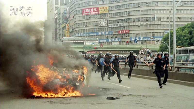 「群眾之聲」發起的抗議地下電台遭取締行動，於行政院爆發激烈衝突，十餘輛轎車遭燒砸毀。圖／聯合報系資料照（1994/08/01　林建榮攝影）