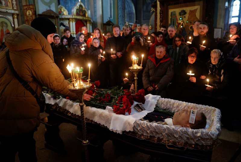 俄羅斯已故反對派人士納瓦尼葬禮1日於首都莫斯科一處教堂舉行，列席者包括父母、其他反對派人士與西方國家外交官。路透