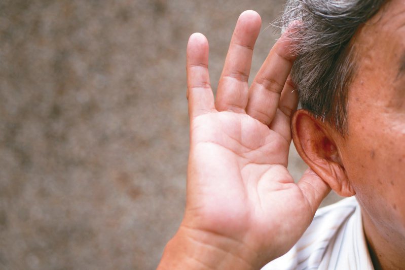 聽力好壞關乎人際社交品質，對長者來說，社交減少可能「失智」風險隨之升高。圖／123RF