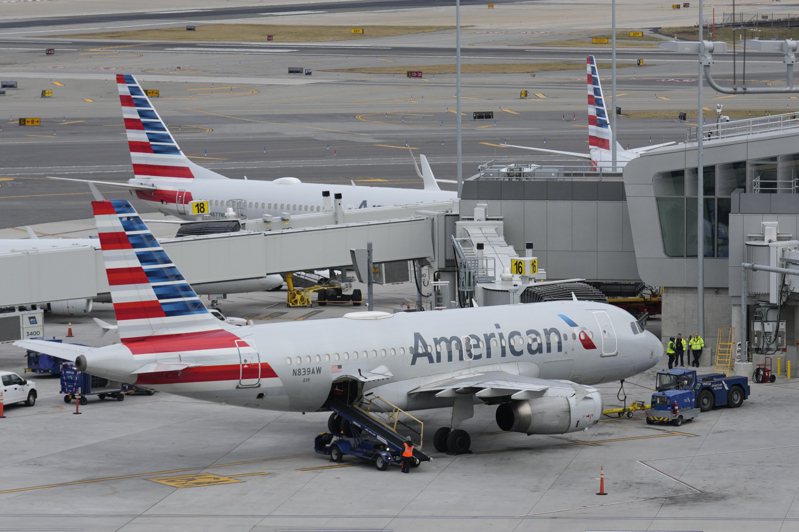 美國航空（American Airlines）一架從紐約飛往西班牙的航班，飛到一半因駕駛艙的擋風玻璃突然破裂，被迫緊急在波士頓機場迫降。美聯社
