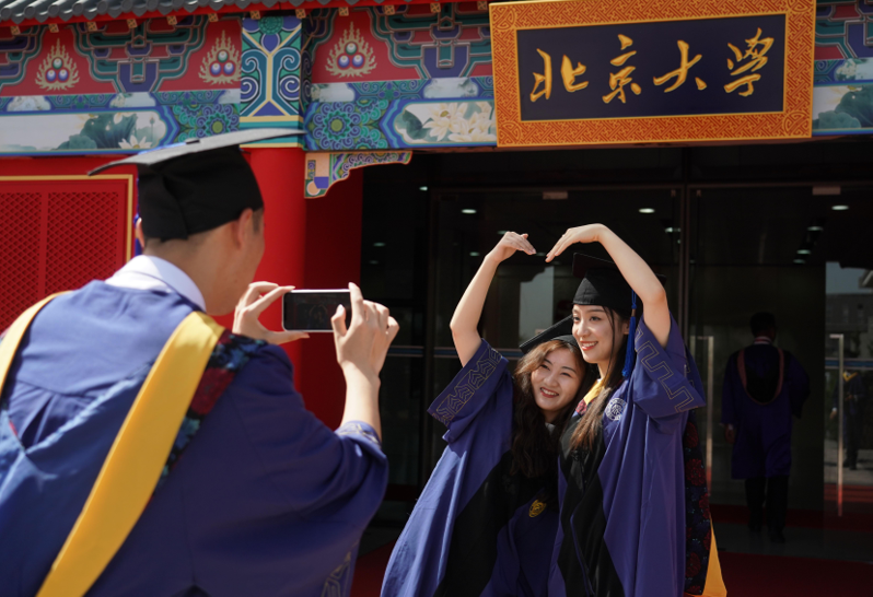 根據大陸教育部最新發布，2023年大陸全國共招收研究生130.17萬人，其中含碩士生114.84萬人，人數雖皆比前一年增加，但增速放緩。圖為2023年7月北京大學畢業典禮後畢業生拍照留念。（新華社）