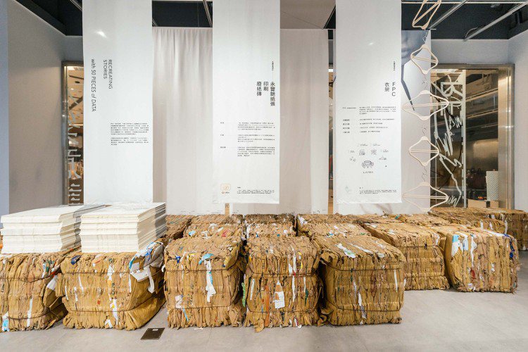 現場的FPC衣架、由永豐餘提供的廢紙磚，都可在展覽後回收再利用。圖／Story Wear提供