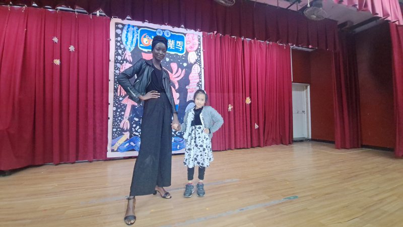 「待用課程」計畫邀請來自奈及利亞的超級模特兒Myrian Leticia，與待用課程一同慶祝了十周年紀念活動，並與瑞濱國小的偏鄉孩子們進行了一場特別的文化交流活動。圖／待用課程協會提供