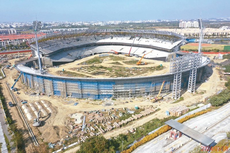 亞太棒球村可容納2萬5千個座位，是全國最大的室外棒球場，工程進度已達8成，將在9月完工。圖／台南市工務局提供