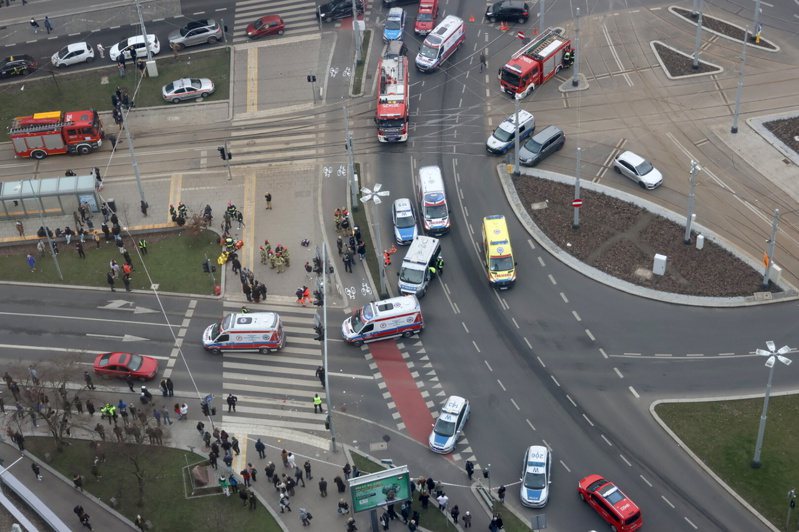 官員指出，波蘭城市斯德丁市區一輛汽車衝撞過馬路的人群，造成17人受傷。 歐新社