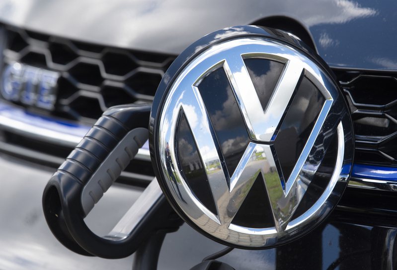 隨著歐盟對汽車製造商實施日益嚴格的減碳要求，福斯汽車集團（Volkswagen AG）在歐洲電動車市場的銷量下滑引起關注。美聯社