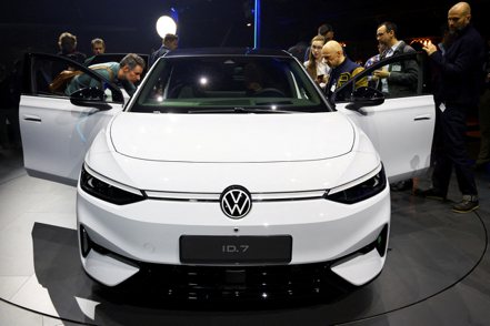 隨著歐盟對汽車製造商實施日益嚴格的減碳要求，福斯汽車集團（Volkswagen AG）在歐洲電動車市場的銷量下滑引起關注。路透