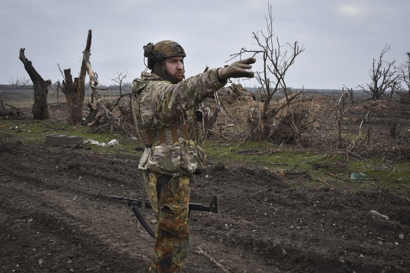 歐洲忙著提供烏克蘭數十萬枚砲彈以防禦俄軍進逼，然而卻遇到製作砲彈所需火藥難尋的問題而受阻，解決方案才剛開始浮現。圖為一名烏克蘭士兵。 美聯社