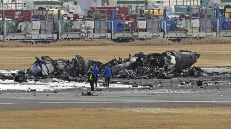 日本東京羽田機場2日發生日本航空的客機跟海上保安廳飛機在跑道擦撞的嚴重事故，海保人員5死1重傷。圖為燒毀的海保機3日影像。 美聯社