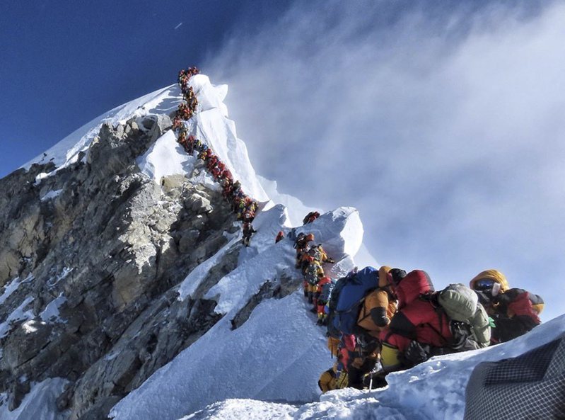 尼泊爾政府宣布最新規定，要求所有登山客都必須租借及使用GPS追蹤晶片，以利在遭遇山難事故時，能縮短搜救時間。美聯社