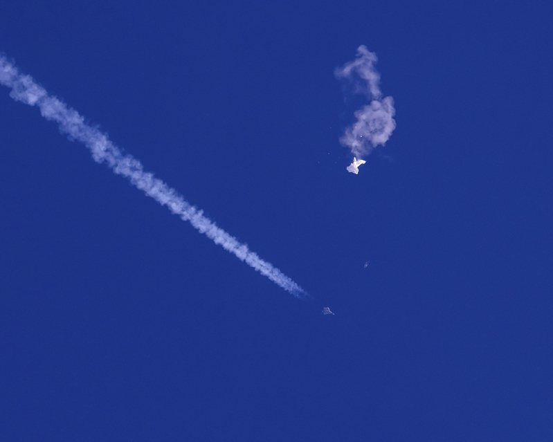 有漁民在美國阿拉斯加沿海發現疑似間諜氣球的殘骸。圖為美國官方去年2月4日派出一架F-22戰機，將來自中國的間諜氣球擊墜。美聯社