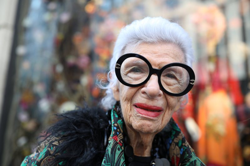 美國時尚阿嬤、開創性紡織藝術大師艾瑞絲．艾普菲爾（Iris Apfel）1日在佛羅里達州棕櫚灘的家中逝世，享嵩壽102歲。路透