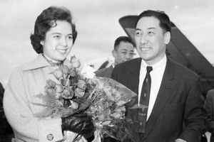 1957年3月3日，蔣緯國（右）偕其新婚的夫人邱愛倫（左）自東京返台。圖／聯合報系資料照片