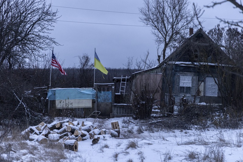 美烏兩國情報合作至今超過10年。圖為烏克蘭哈爾科夫地區魯比茲內村一處廢棄房屋前，掛著美國及烏克蘭國旗。圖／紐約時報