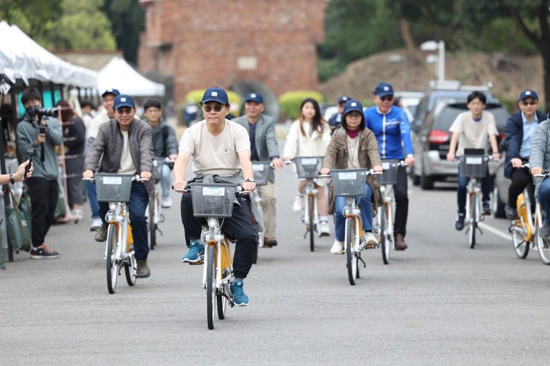 成大副校長莊偉哲（前）與校內外貴賓騎乘單車，為活動揭幕。圖／成大提供