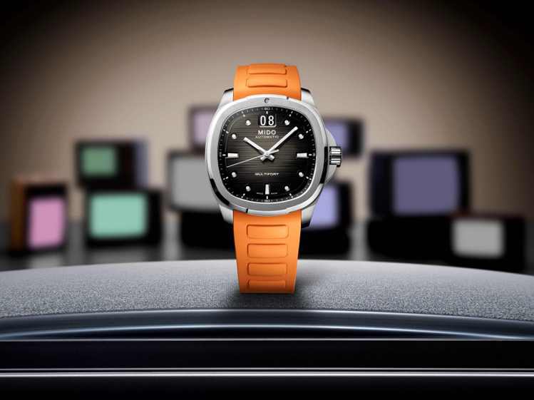 以1970年代流行的電視機造型輪廓為表殼，是Multifort大日期腕表的外在設計特色。圖／MIDO提供